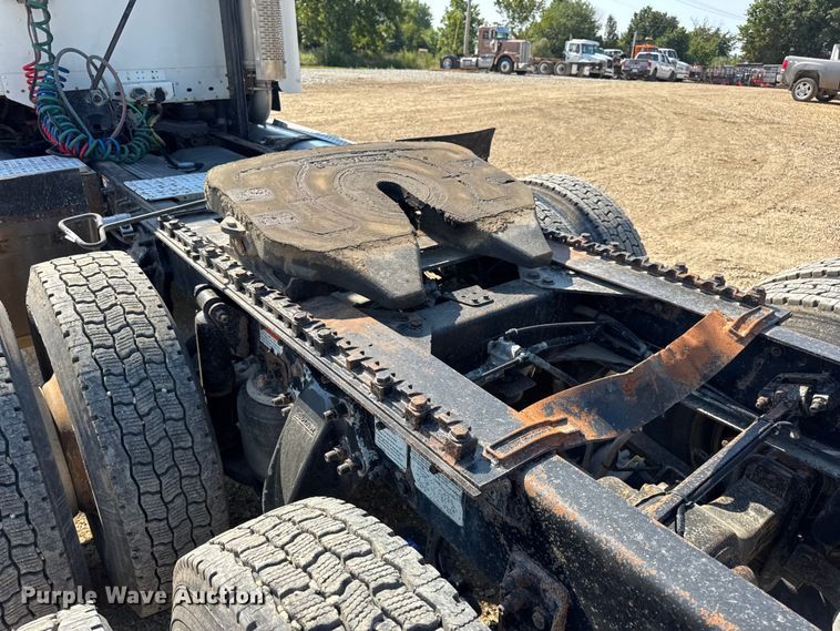 image for item DW3458 2006 Freightliner Columbia semi truck