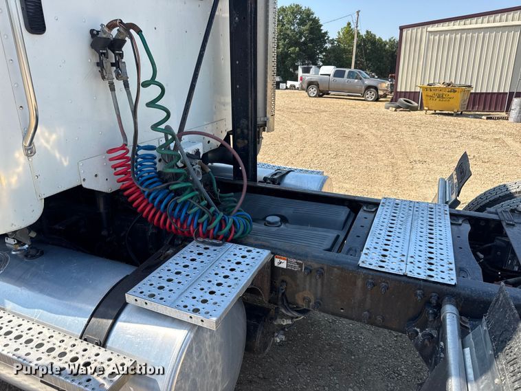 image for item DW3458 2006 Freightliner Columbia semi truck