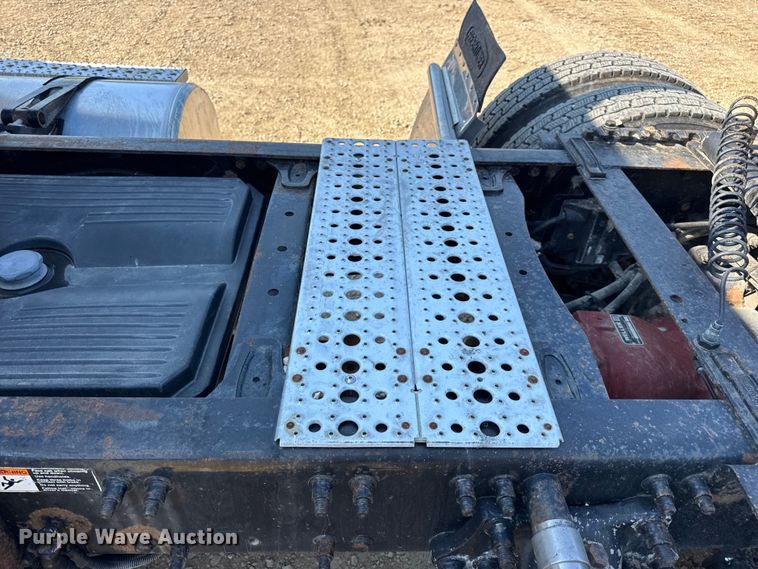 image for item DW3458 2006 Freightliner Columbia semi truck