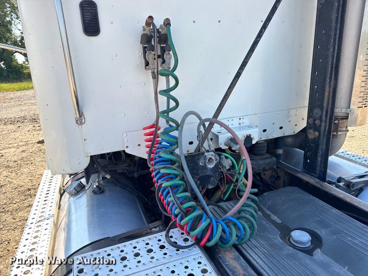 image for item DW3458 2006 Freightliner Columbia semi truck