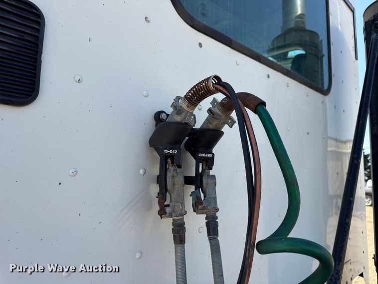 image for item DW3458 2006 Freightliner Columbia semi truck