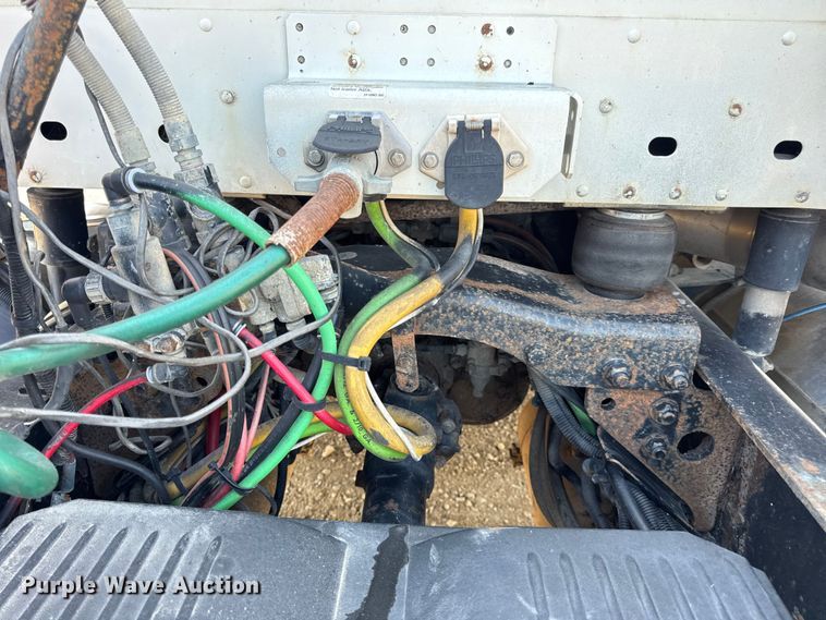 image for item DW3458 2006 Freightliner Columbia semi truck