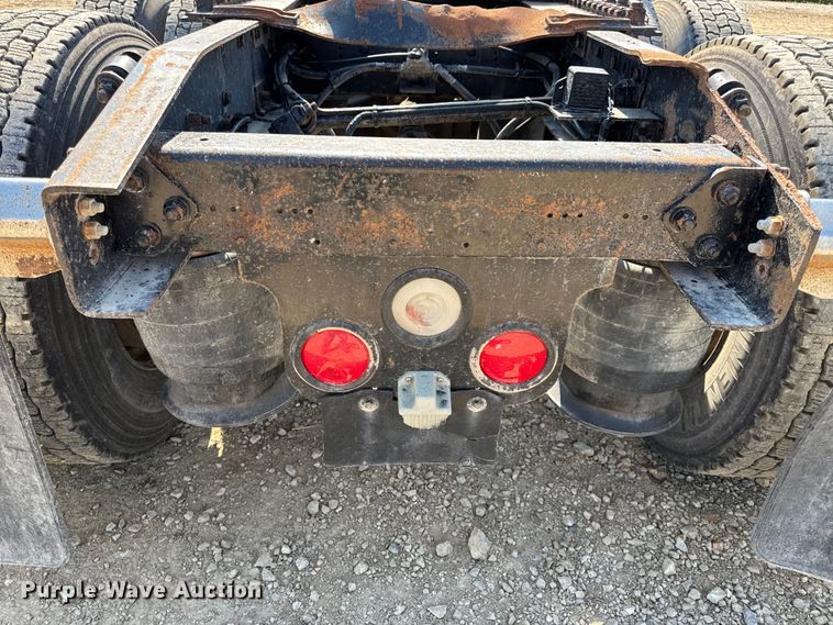 image for item DW3458 2006 Freightliner Columbia semi truck