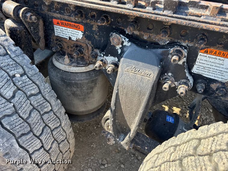 image for item DW3458 2006 Freightliner Columbia semi truck