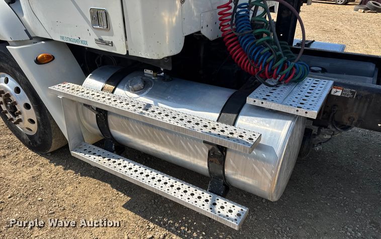 image for item DW3458 2006 Freightliner Columbia semi truck