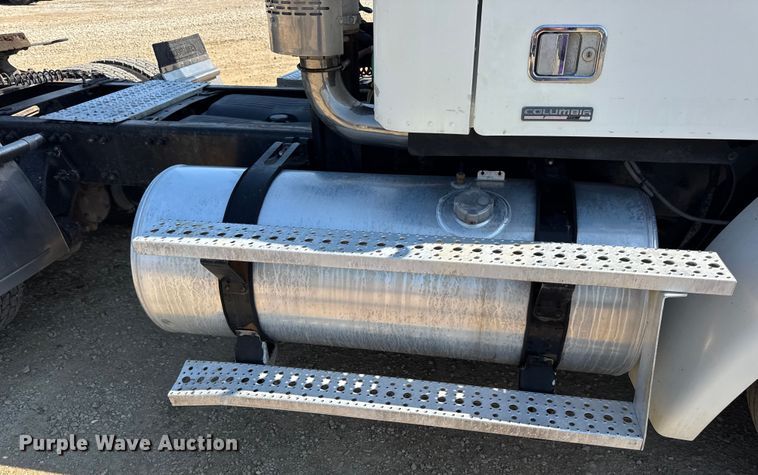 image for item DW3458 2006 Freightliner Columbia semi truck