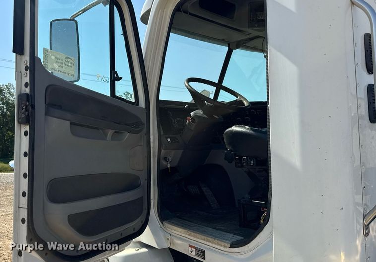 image for item DW3458 2006 Freightliner Columbia semi truck