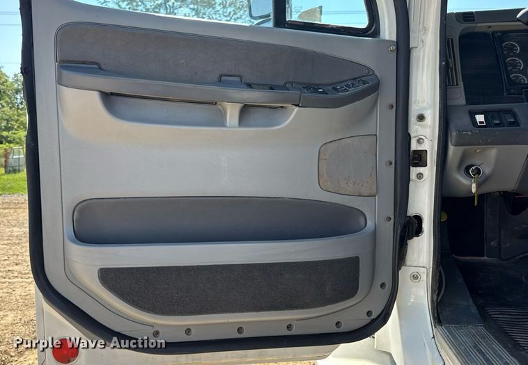 image for item DW3458 2006 Freightliner Columbia semi truck