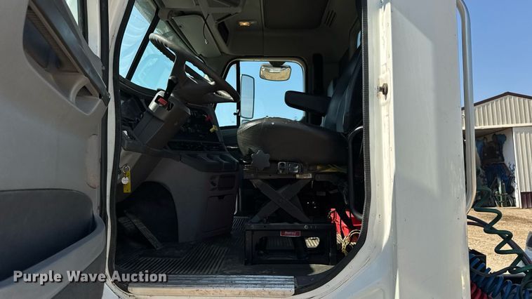 image for item DW3458 2006 Freightliner Columbia semi truck