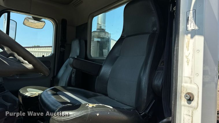 image for item DW3458 2006 Freightliner Columbia semi truck