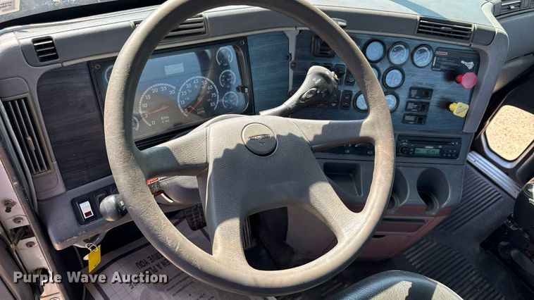 image for item DW3458 2006 Freightliner Columbia semi truck