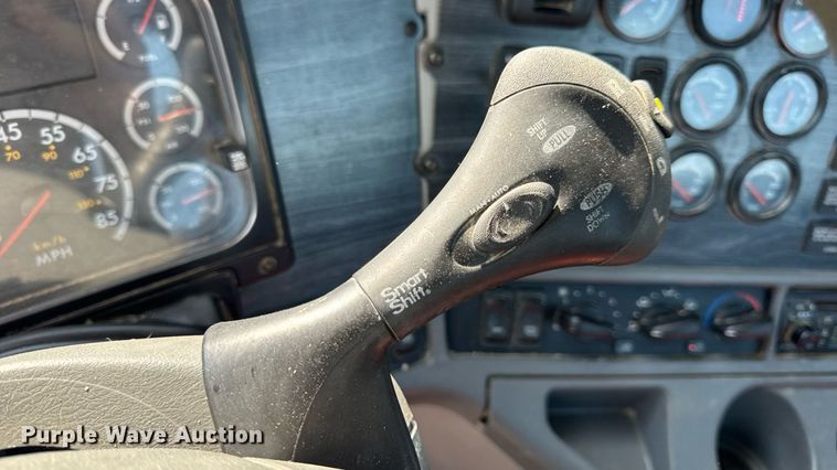 image for item DW3458 2006 Freightliner Columbia semi truck