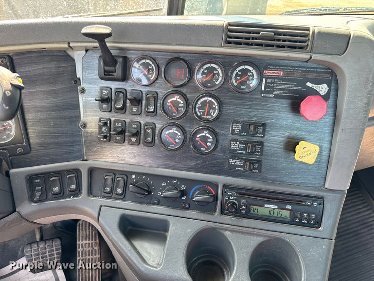 image for item DW3458 2006 Freightliner Columbia semi truck