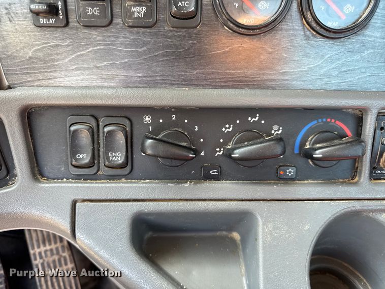 image for item DW3458 2006 Freightliner Columbia semi truck