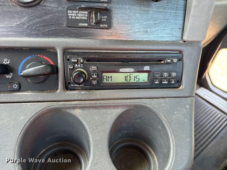 image for item DW3458 2006 Freightliner Columbia semi truck