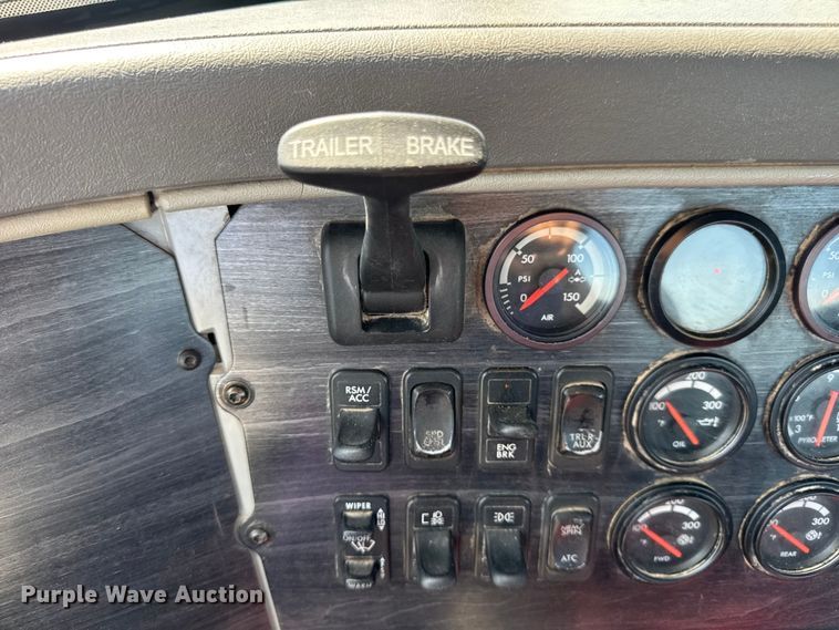 image for item DW3458 2006 Freightliner Columbia semi truck