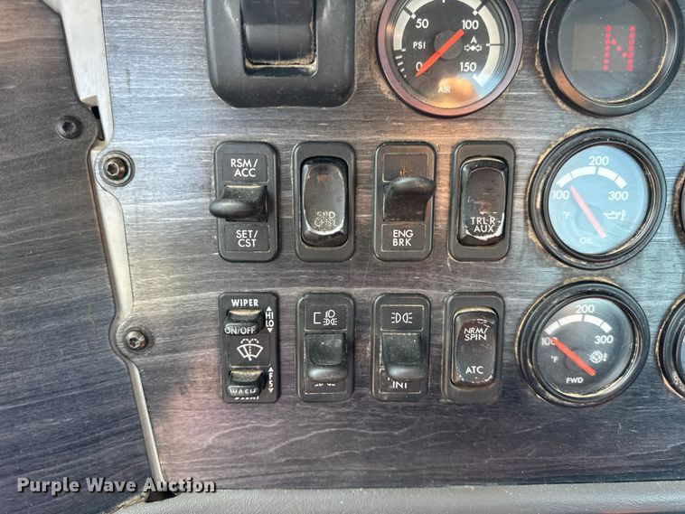 image for item DW3458 2006 Freightliner Columbia semi truck