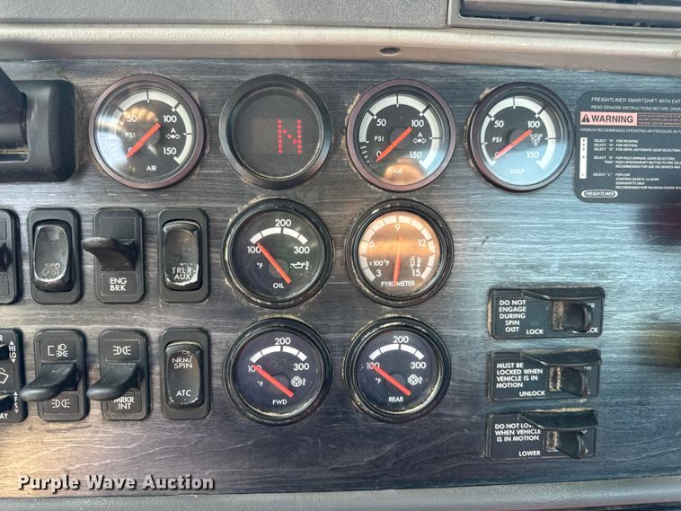 image for item DW3458 2006 Freightliner Columbia semi truck