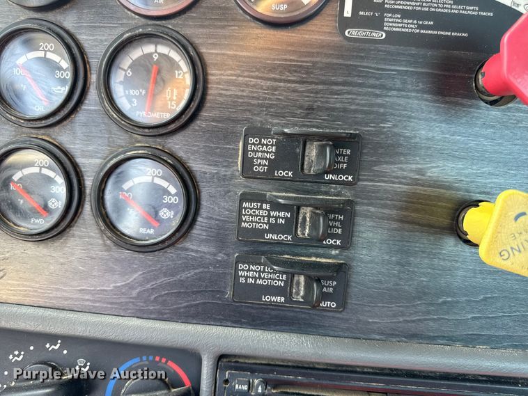 image for item DW3458 2006 Freightliner Columbia semi truck