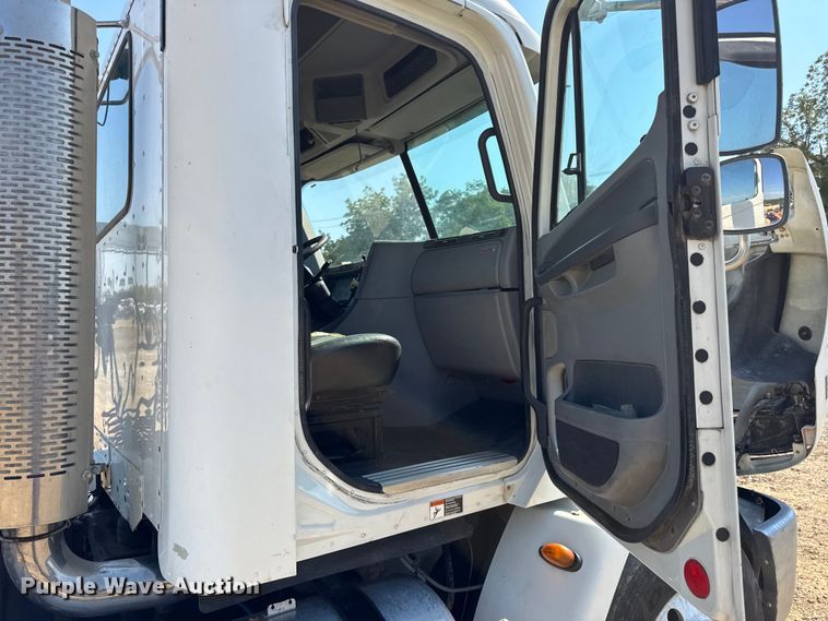 image for item DW3458 2006 Freightliner Columbia semi truck