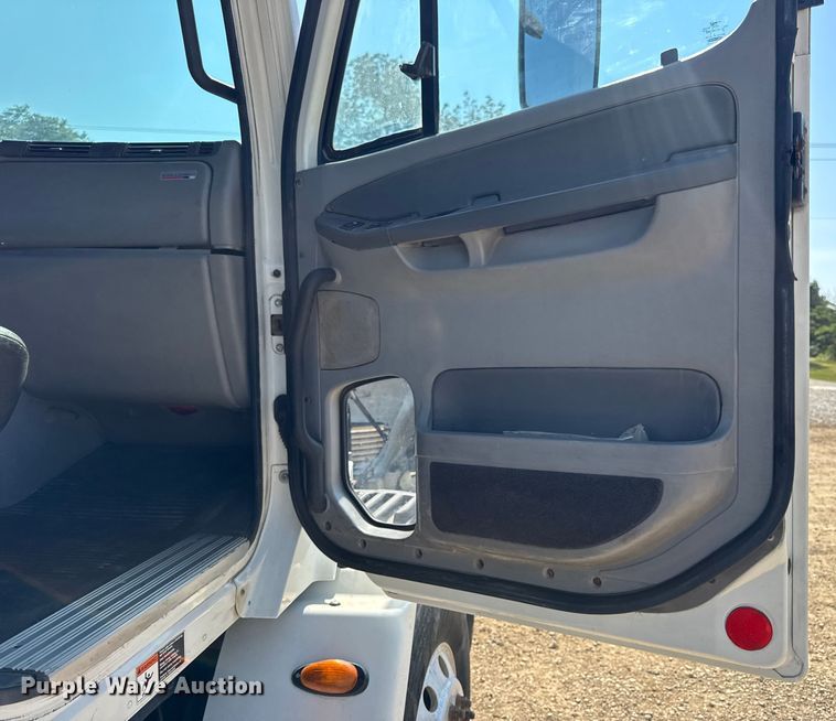 image for item DW3458 2006 Freightliner Columbia semi truck