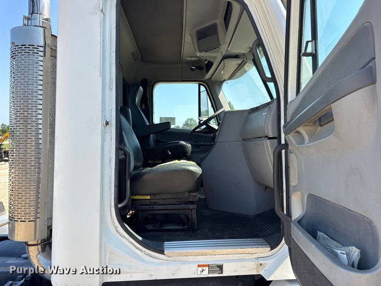 image for item DW3458 2006 Freightliner Columbia semi truck