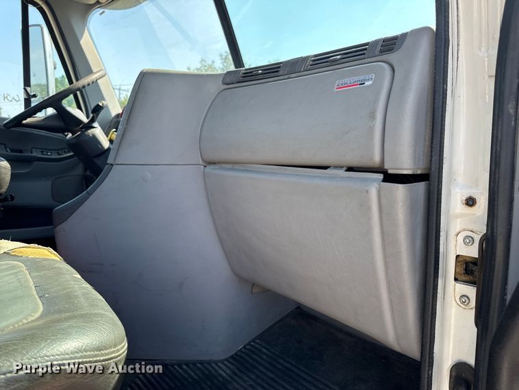 image for item DW3458 2006 Freightliner Columbia semi truck