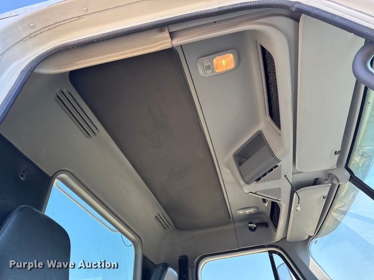 image for item DW3458 2006 Freightliner Columbia semi truck