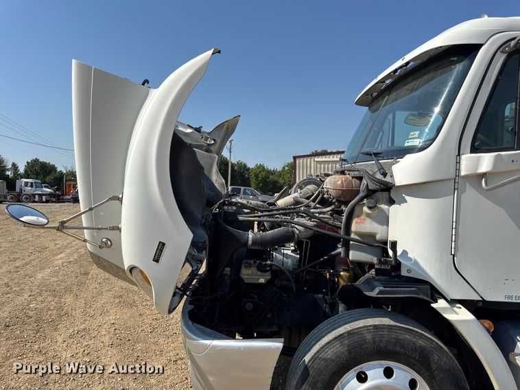 image for item DW3458 2006 Freightliner Columbia semi truck