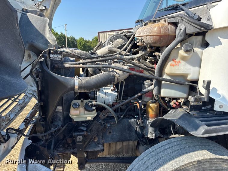 image for item DW3458 2006 Freightliner Columbia semi truck