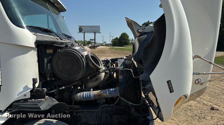 image for item DW3458 2006 Freightliner Columbia semi truck