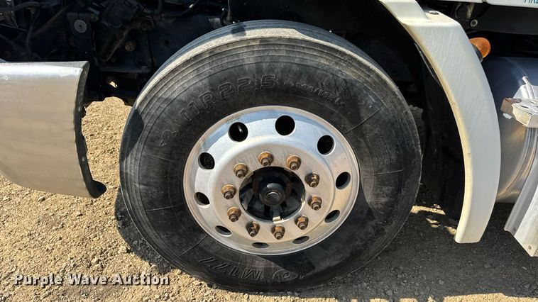 image for item DW3458 2006 Freightliner Columbia semi truck