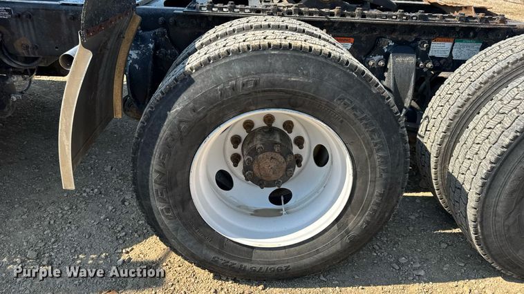 image for item DW3458 2006 Freightliner Columbia semi truck