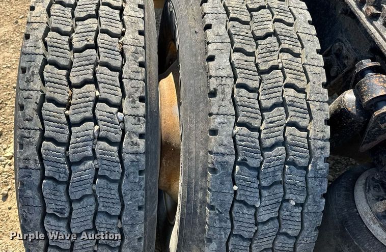 image for item DW3458 2006 Freightliner Columbia semi truck