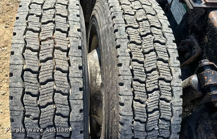 image for item DW3458 2006 Freightliner Columbia semi truck