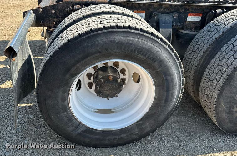 image for item DW3458 2006 Freightliner Columbia semi truck