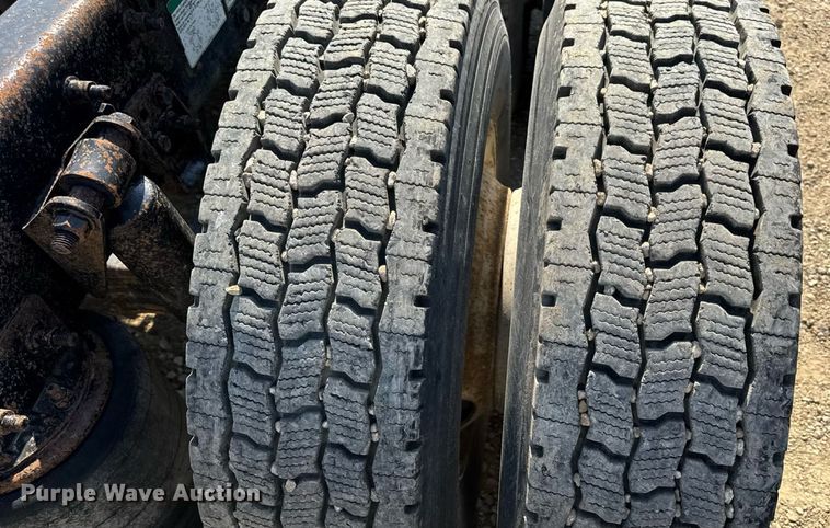 image for item DW3458 2006 Freightliner Columbia semi truck