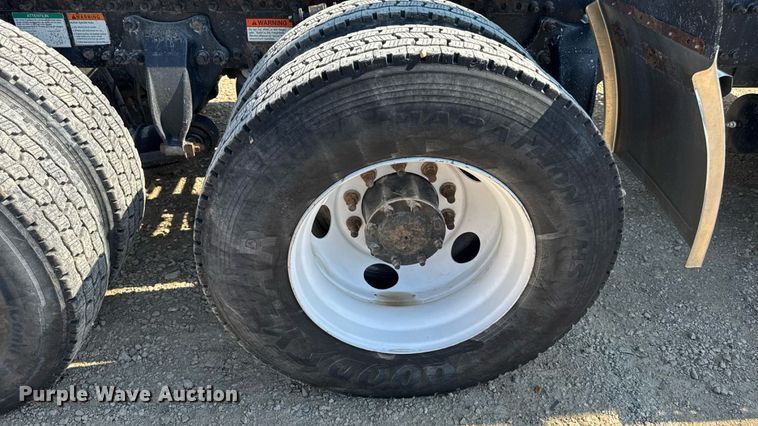 image for item DW3458 2006 Freightliner Columbia semi truck