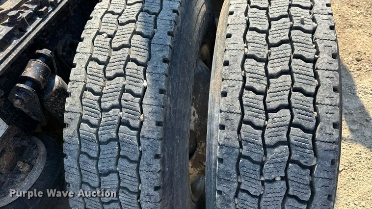 image for item DW3458 2006 Freightliner Columbia semi truck