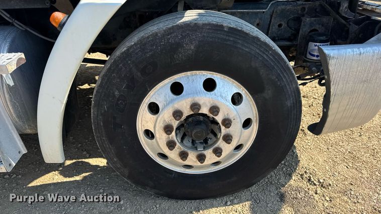 image for item DW3458 2006 Freightliner Columbia semi truck