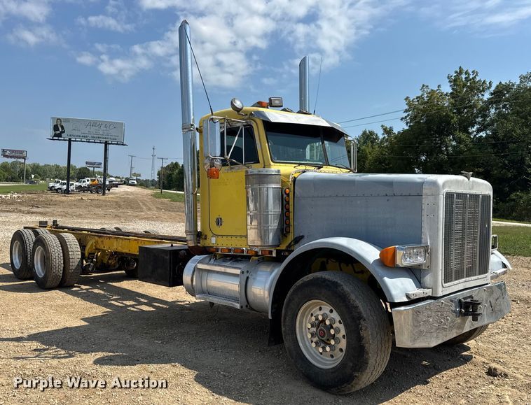 image for item DW3462 1995 Peterbilt 357 truck cab and chassis