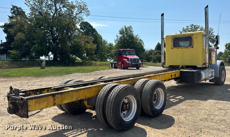 image for item DW3462 1995 Peterbilt 357 truck cab and chassis