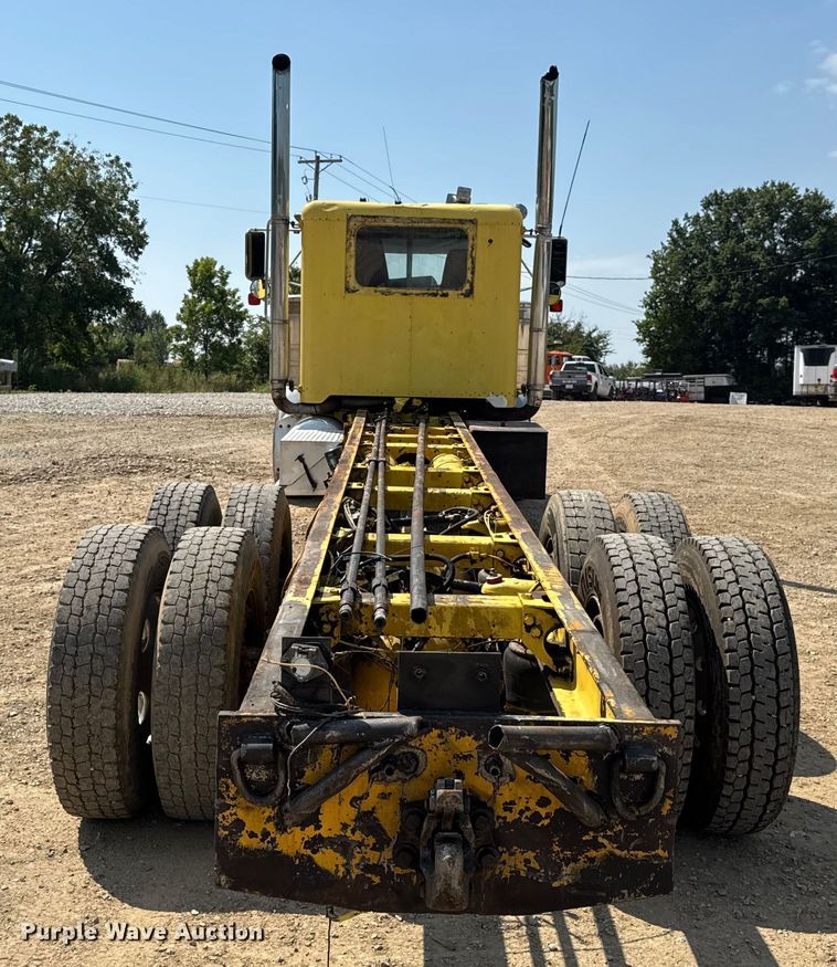 image for item DW3462 1995 Peterbilt 357 truck cab and chassis