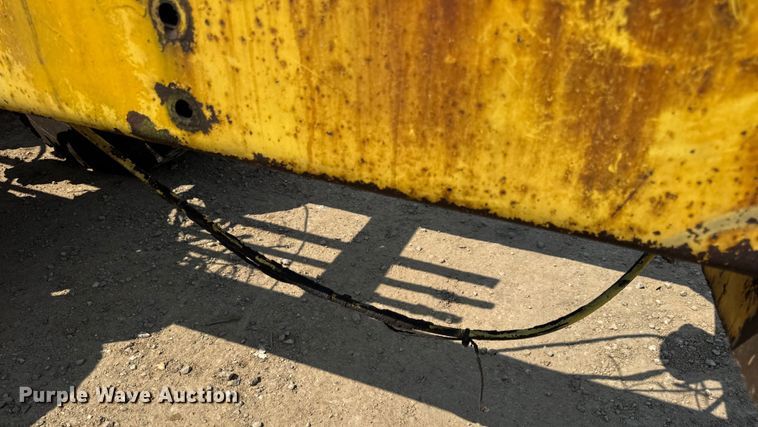 image for item DW3462 1995 Peterbilt 357 truck cab and chassis