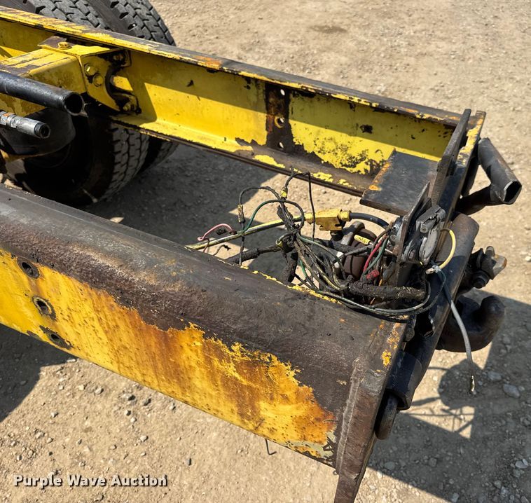 image for item DW3462 1995 Peterbilt 357 truck cab and chassis