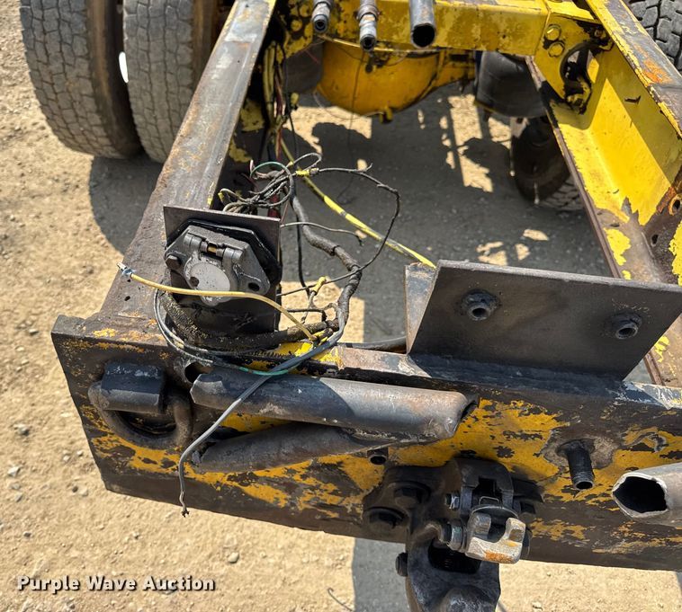 image for item DW3462 1995 Peterbilt 357 truck cab and chassis