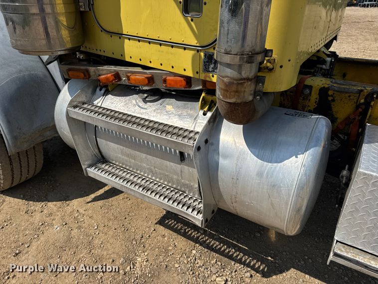 image for item DW3462 1995 Peterbilt 357 truck cab and chassis