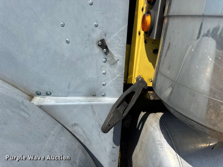 image for item DW3462 1995 Peterbilt 357 truck cab and chassis