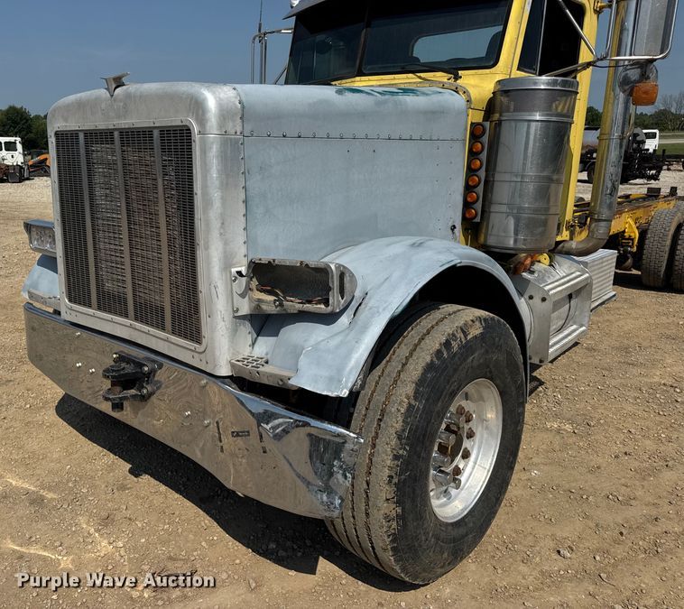 image for item DW3462 1995 Peterbilt 357 truck cab and chassis