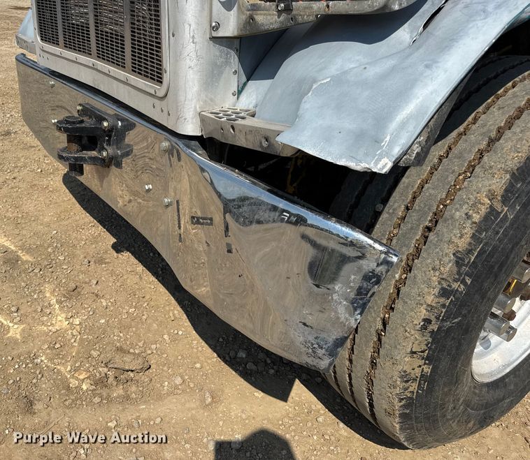 image for item DW3462 1995 Peterbilt 357 truck cab and chassis